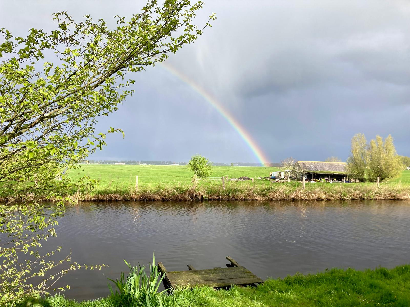 https://www.boerenvanamstel.nl/wp-content/uploads/2024/04/April-doet-wat-ie-wil-Nes-aan-de-Amstel-regenboog.png